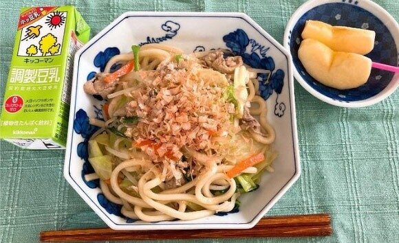 写真：カット済み野菜で楽々！減塩焼うどん！