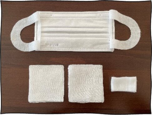 写真：マスク、市販のガーゼ2枚、化粧用のコットン1枚